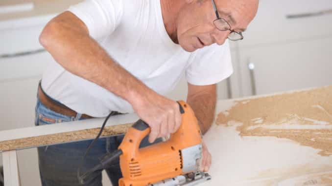 Man benutzt Black und Decker Stichsäge Man benutzt Black und Decker Stichsäge