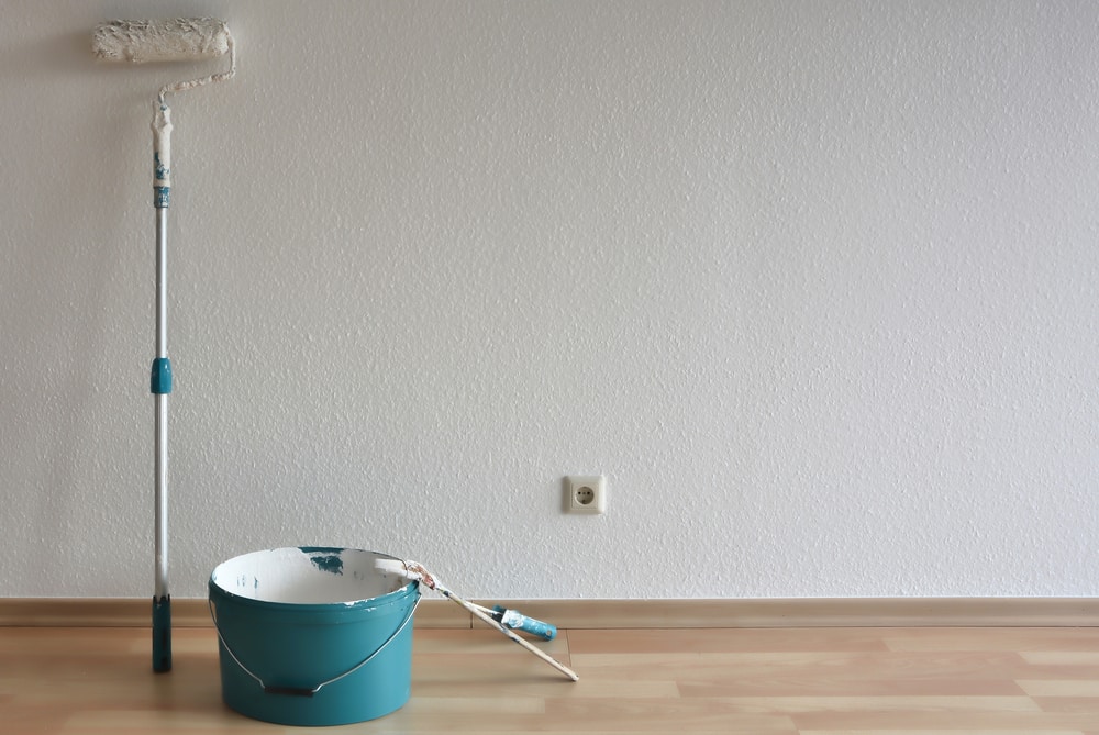 Fertig gestrichene Raufaser-Wand