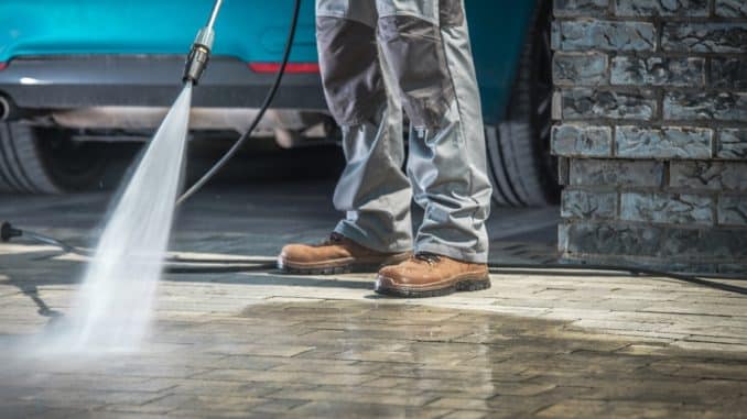 Hochdruckreiniger reinigt Garagenauffahrt Hochdruckreiniger reinigt Garagenauffahrt