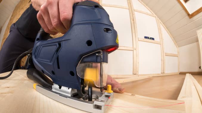Eine Stichsäge bei der Arbeit Eine Stichsäge bei der Arbeit