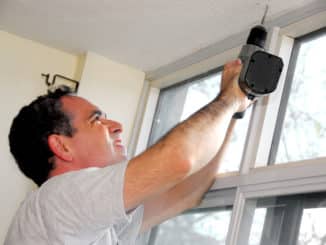 Handwerker mit Akku-Schlagschrauber