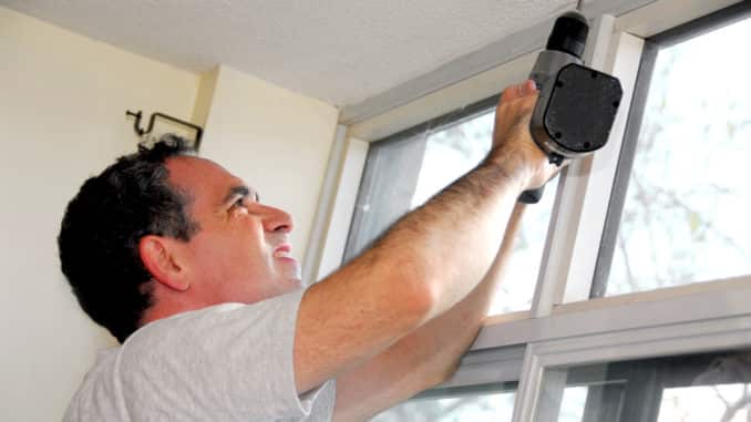 Handwerker mit Akku-Schlagschrauber Handwerker mit Akku-Schlagschrauber