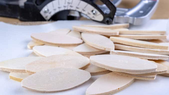 Lamellos - Flachdübel Flachdübel vor einer Akku-Flachdübelfräse